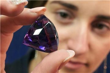 Der Lohn der Mühen: Bis ein Stein so funkelt wie dieser Amethyst muss Edelsteinschleiferin Lea Übel jede Menge Arbeit investieren. Foto: Thomas Frey/dpa-tmn