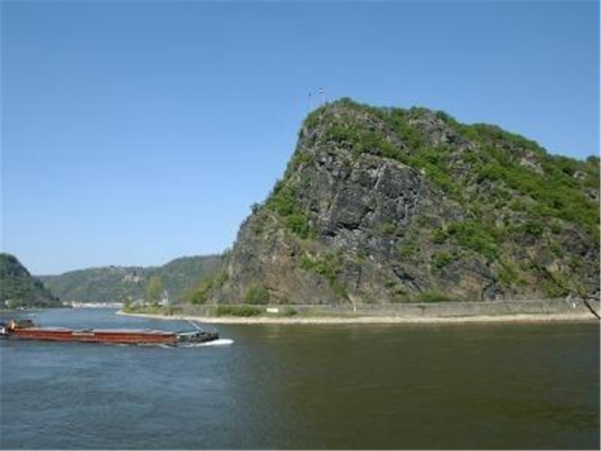 Deutscher Kulturrat: Welterbetitel für Rheintal nicht gefährden Der Loreleyfelsen bei St. Goarshausen.
