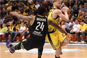 Der Ludwigsburger Thomas Walkup (r) zieht gegen Bayreuths De’Mon Brooks zum Korb. Foto: Thomas Kienzle
