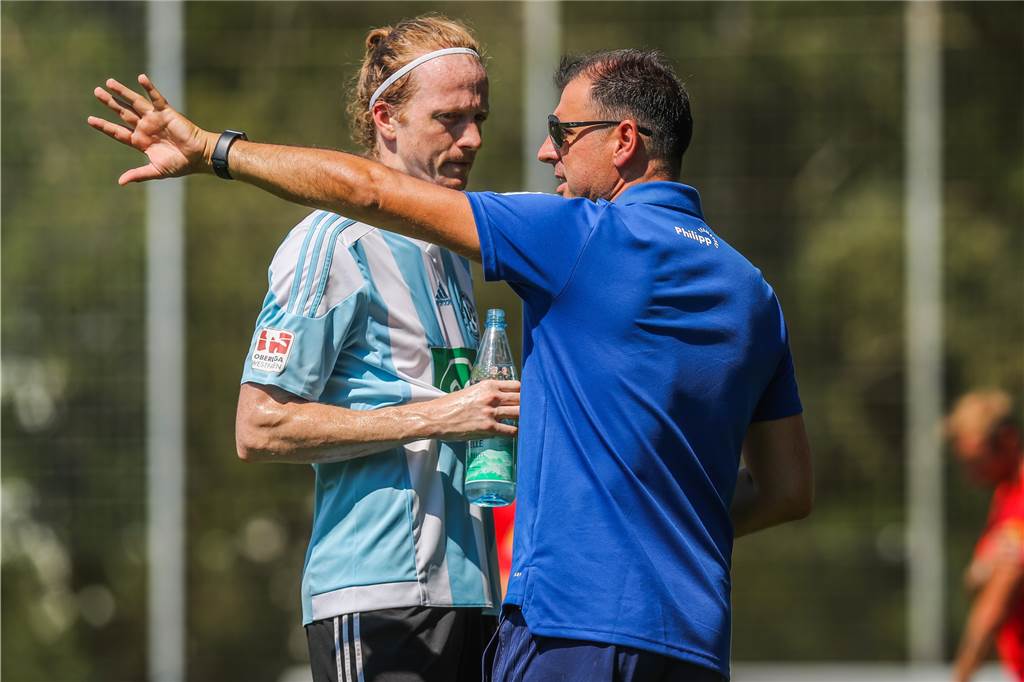 Sollte die aktuelle Fußball-Saison unterbrochen werden? Fünf Beiträge, fünf Meinungen Der Lüner Daniel Schaffer spielt für den Fußball-Oberligisten ASC 09 Dortmund.