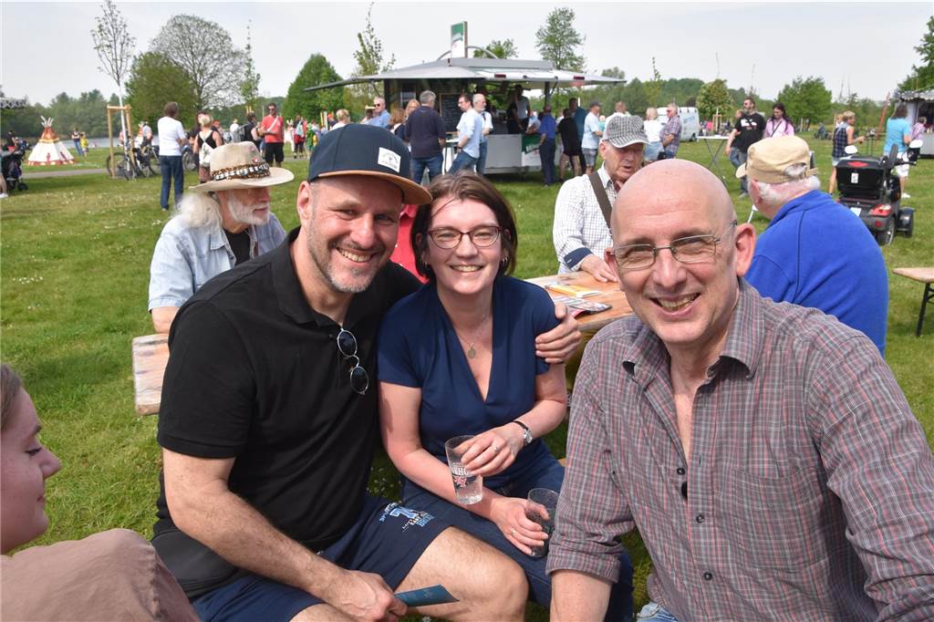 Der Lüner Filmemacher Michael Kupczyk (li) mit seiner Frau Eva und Musiker Sliding John.