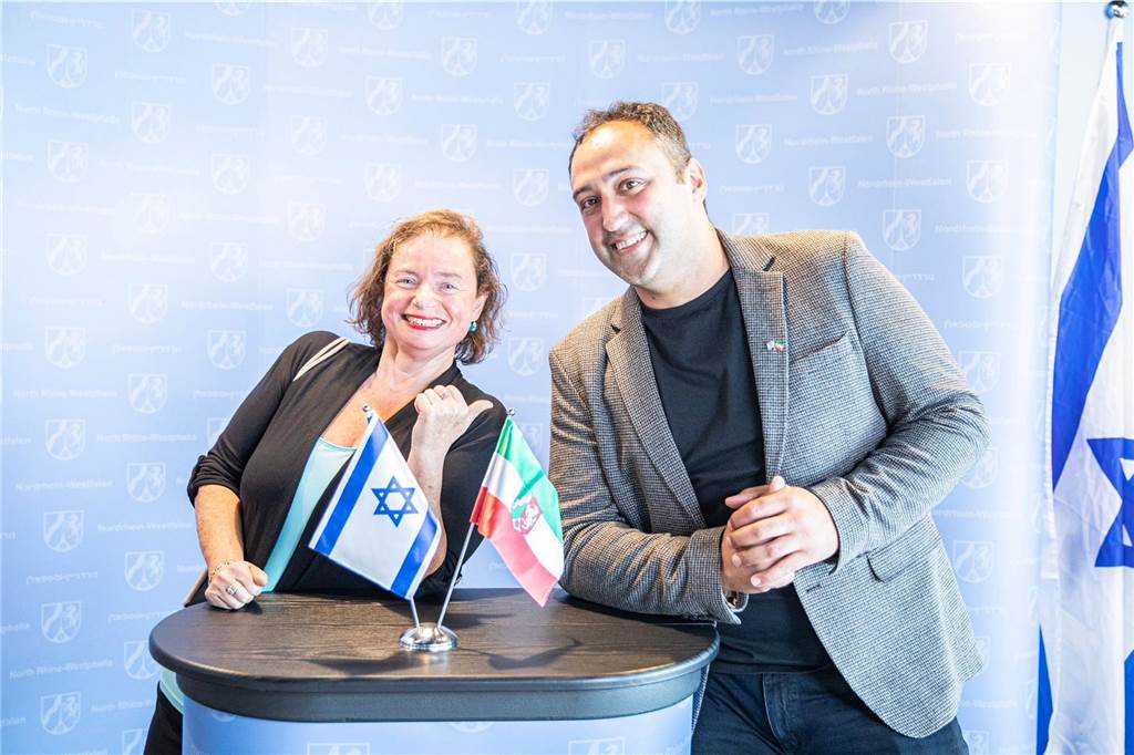 Lüner Schulen haben Kontakte zu Israel: „Unfassbar, was passiert“ Der Lüner Lehrer und SPD-Ratsherr Ferhat Aydin (l.) hat Kontakt zu Lehrerin Karen Neuberger in Tel Aviv. Immer wieder muss sie bei Sirenenalarm in den Schutzraum. Das Foto entstand bei der Unterzeichnung einer Schulpartnerschaft.