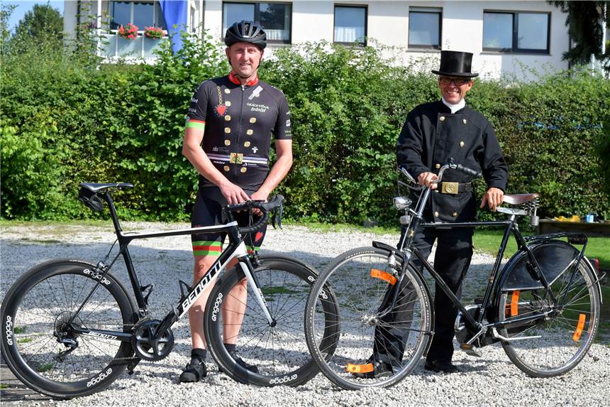Lüner Glücksbringer auf Tour: Besondere Aktion von Schornsteinfegern Der Lüner Ralf Bornscheuer (l.) fährt bereits zum fünften Mal bei der Glückstour mit, für Kollege Peter Geißler ist es die erste Teilnahme.
