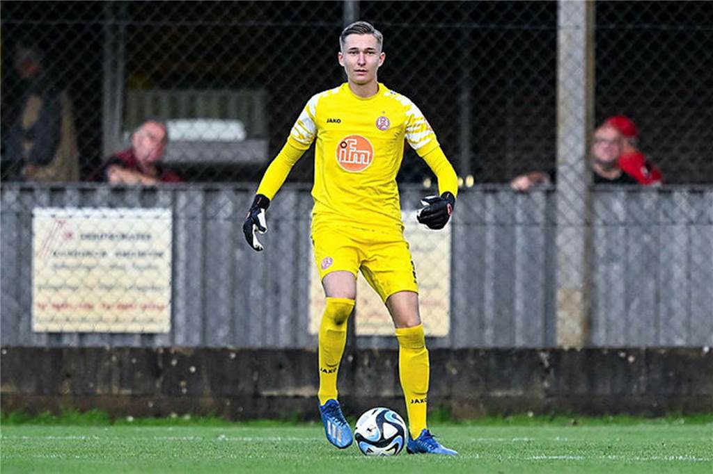 15-jähriger Lüner im Trainingslager mit RW Essen Romero Gerres nimmt einen Ball an.