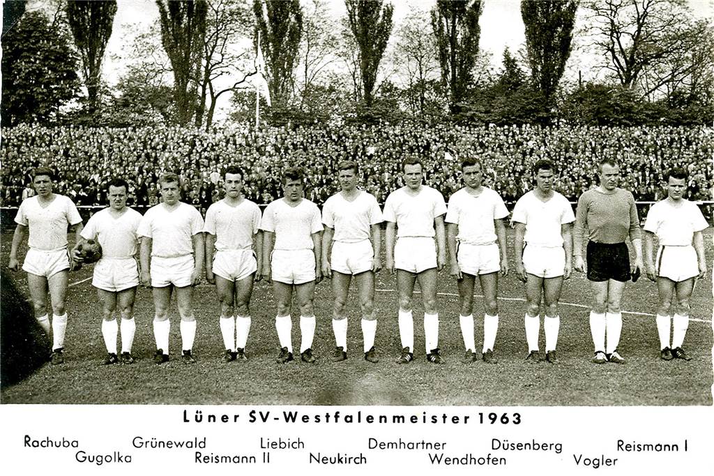 „Jupp“ Vogler war Torwart und Taubenkasper Der Lüner SV 1963 mit (v.l.) Winfried „Schnurri“ Rachuba, Josef „Josel“ Gugolka, Manfred „Itti“ Grünewald, Karl-Heinz „Stoppel“ Reismann, Walter Liebich, Heinrich „Pico“ Neukirch, Torjäger Peter Demhartner, Hans-Joachim „Janes“ Wendhofen, Friedrich „Benno“ Düsenberg, Josef „Jupp“ Vogler und Kapitän Adolf „Awo“ Reismann.