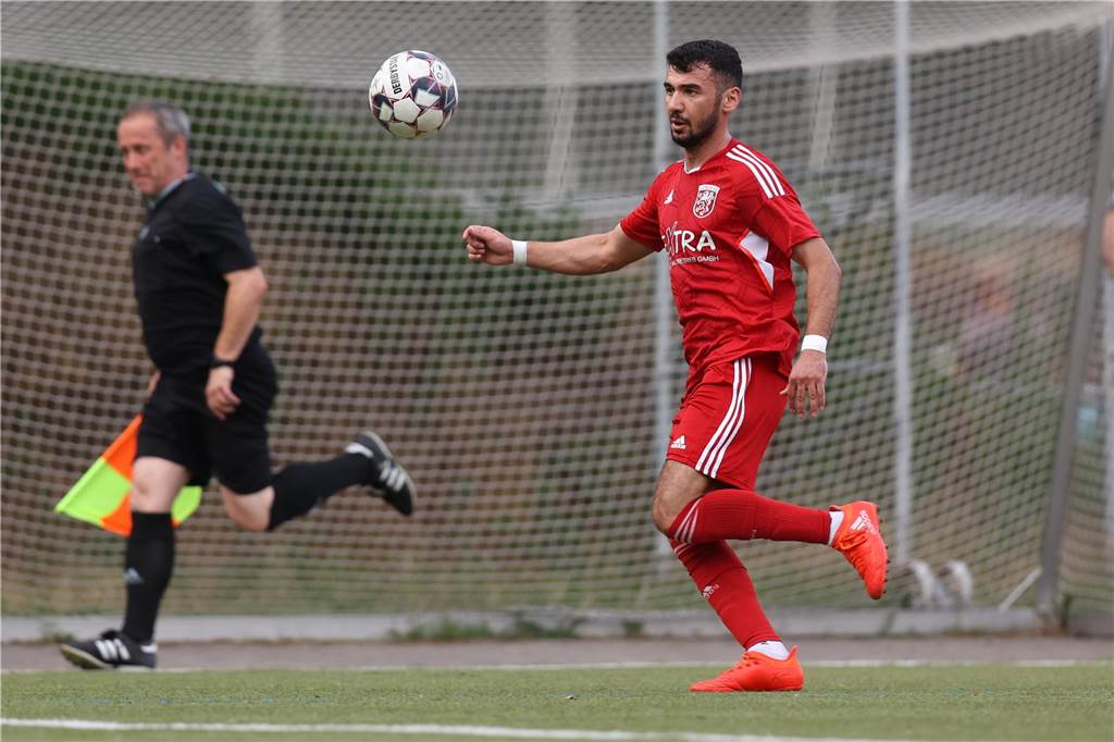 Der Lüner SV geht mit einem Mix aus erster und zweiter Mannschaft ins Rennen: Ünal Kurtulus (im Bild), Okan Saritas, Luis Schultz, Denis Czarnecki, Hakan Cevirme, Lukas Berger, Michael Vrljic und Sergen Bozcan vertreten die Westfalenliga-Truppe, aus der Kreisliga C stoßen Torwart Can Acar sowie Albert Juric, Dawid Surmiak, Kubilay Cicek und Jamal Ali dazu. Komplettiert wird das Team von Torhüter-Urgestein Alexander Ruscher.