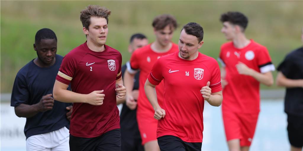 Lüner SV erlebt stürmischen Start in die Vorbereitung Der Lüner SV hat die Vorbereitung auf die neue Saison in der Fußball-Westfalenliga begonnen. Lukas Berger (l.) und Kevin Mattes (r.) mussten sich mit dem kompletten Team erst einmal warmlaufen.