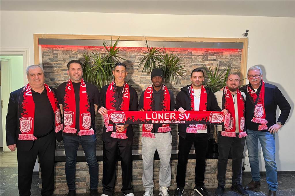 Hayrettin Celik im großen Interview: Krise, Transfers und Endspiele Viele Spieler halten einen Schal des Lüner SV in der Hand.
