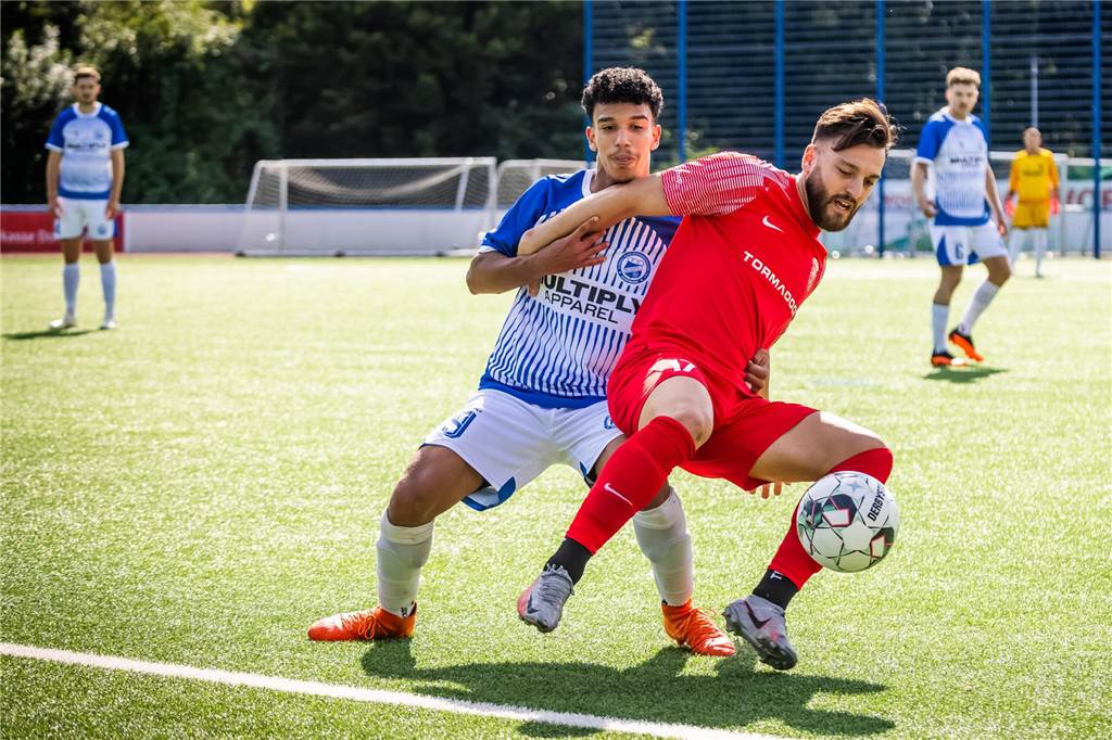 Lüner SV möchte ein neues Kapitel aufschlagen: „Erste Mannschaft soll Aushängeschild der Stadt sein“ Zwei Spieler im Zweikampf.