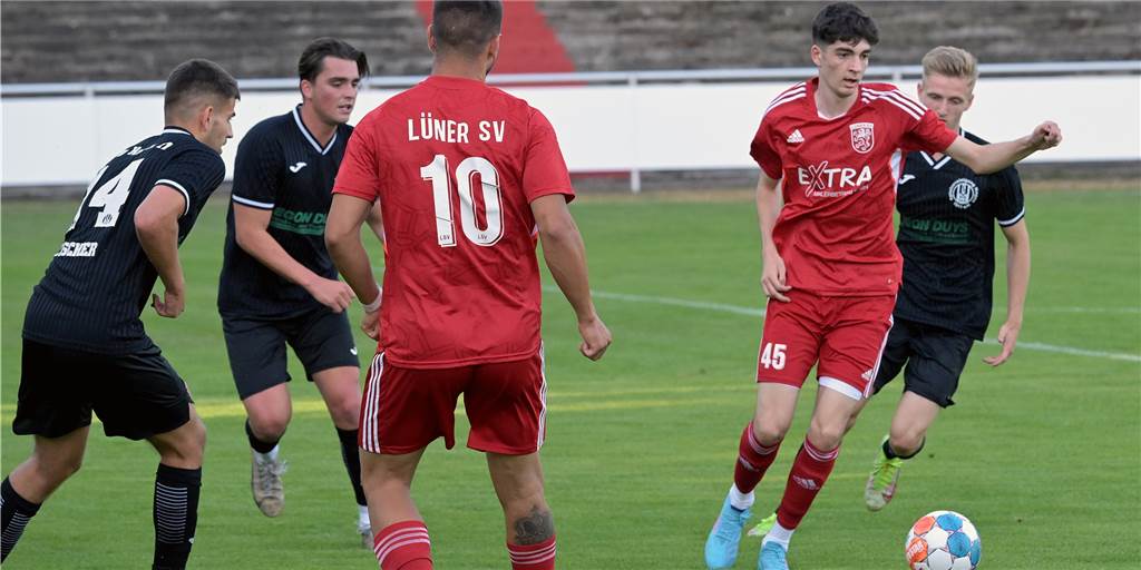 LSV-Talent erhält Sportstipendium: „So eine Chance kommt nicht wieder!“ Der Lüner SV muss in der neuen Saison auf Mounir Azzam verzichten. Das junge Talent (r.), hier am Ball gegen die Spvg. Hagen, wird ein Sportstipendium in den USA absolvieren.