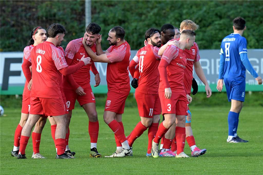 Trotz Krise: Volle Rückendeckung für Trainer Hayrettin Celik Spieler des Lüner SV jubeln.
