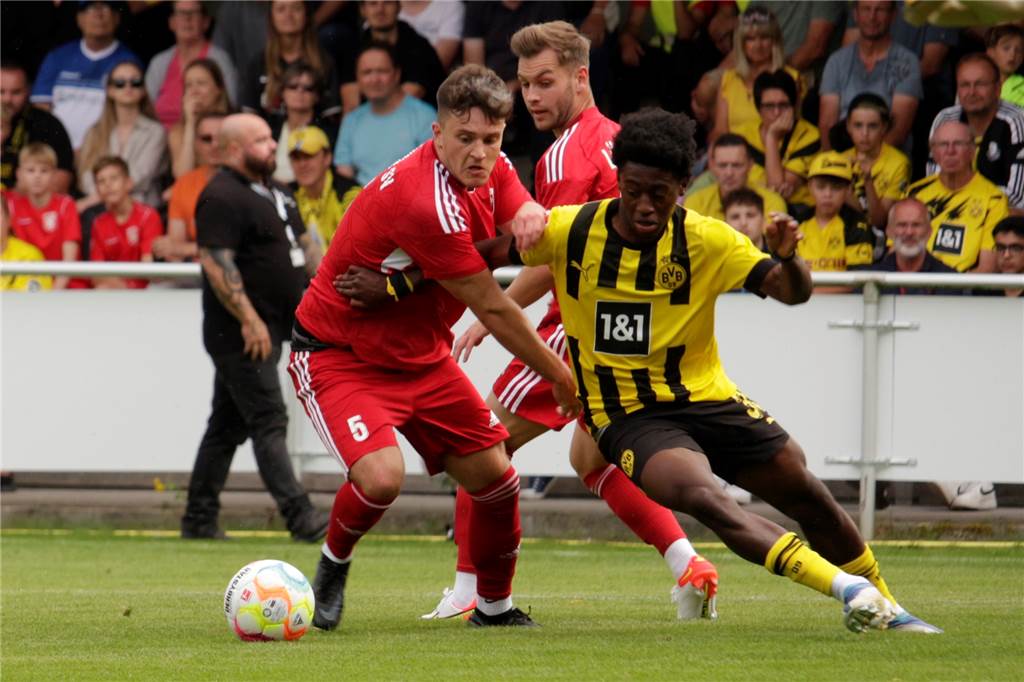 Einteilungen sind raus: In diesen Staffeln spielen die überkreislichen Fußballer 2022/23 Der Lüner SV (rotes Trikot), hier im Test am Dienstag gegen Borussia Dortmund, bleibt in der Westfalenliga 1.