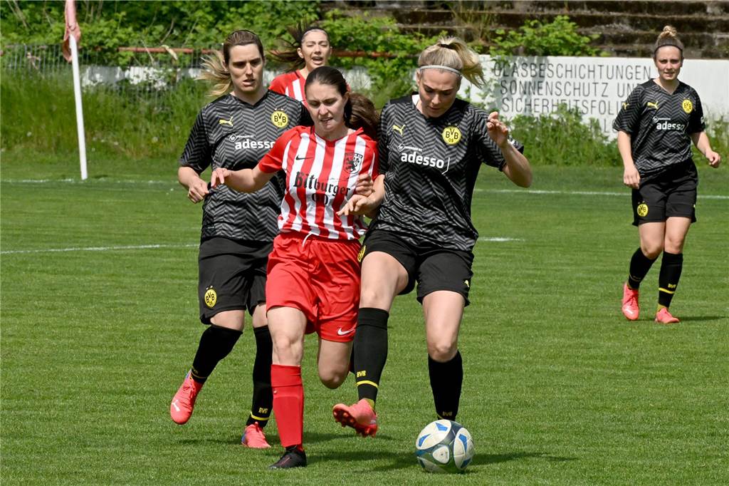 Zwei Spielerinnen im Zweikampf um den Ball.