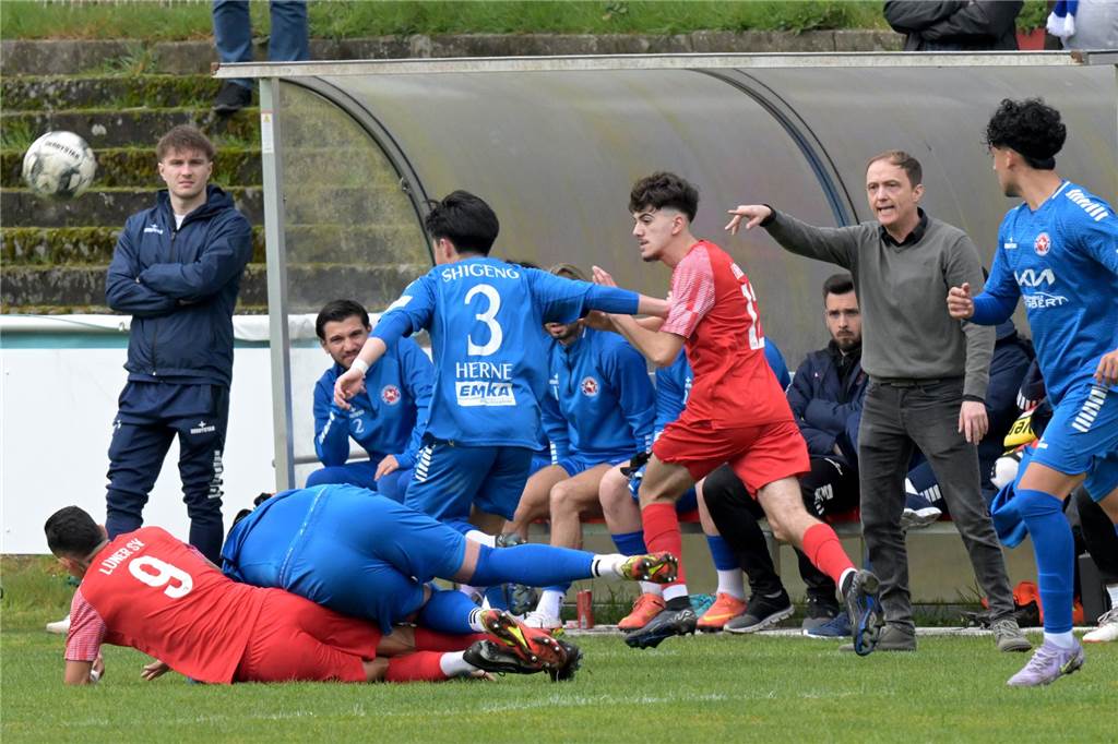 Kurioses Handspiel war die Schlüsselszene bei der LSV-Niederlage Spieler von Westfalia Herne und Lüner SV liegen nach einem Zweikampf auf dem Boden.