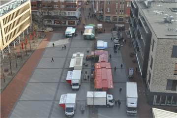 Der Lüner Wochenmarkt mit vielen Lücken: Wegen des Wetters sind nur acht von 40 Händlern gekommen.