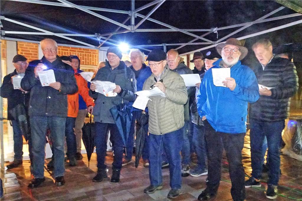 Glühwein, Reibeplätzchen, Rudelsingen: Weihnachtssingen auf dem Campus Der Männerchor Südlohn lädt ausdrücklich wieder zum Mitsingen ein. Exakt so, wie das Bläserensemble der Musikkapelle.