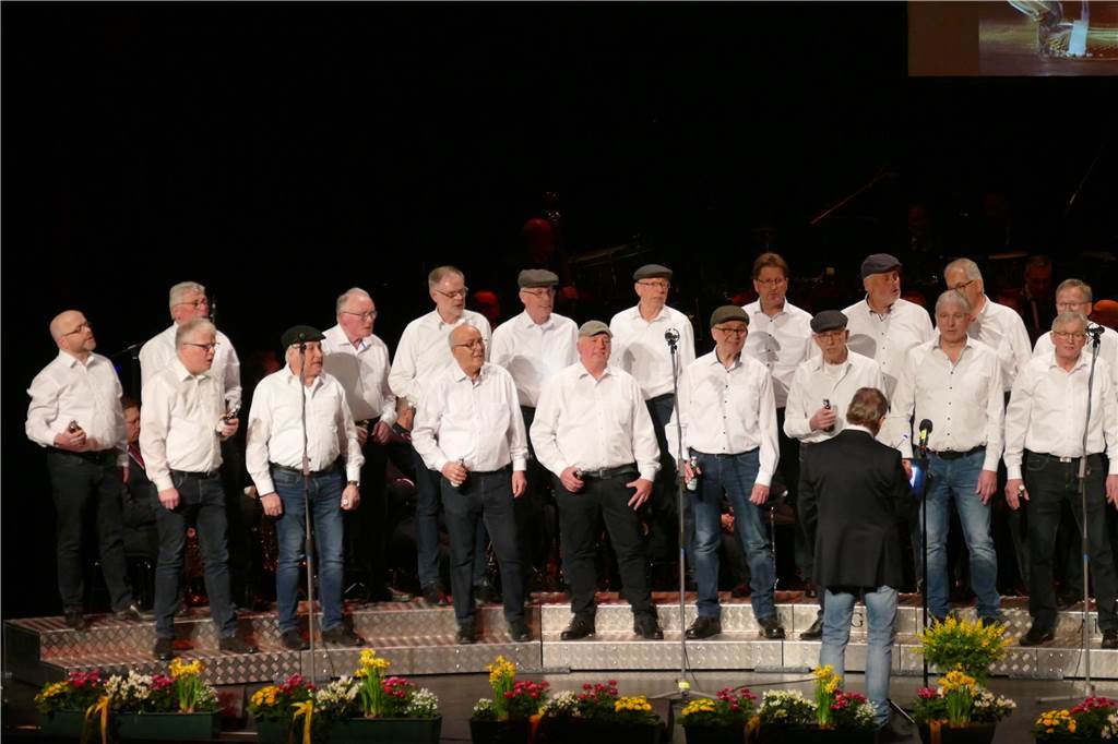 „Musik, die nie verklingt“ : Gemeinschaftskonzert mit Marsch, Pop und Tango Der Männergesangverein beim Auftritt
