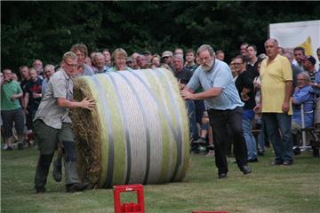 Der Männerring Netteberge beim Strohballenlauf.