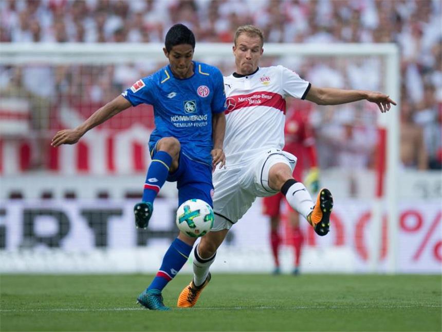 Badstuber führt VfB zum 1:0 gegen Mainz Der Mainze rYoshinori Muto (l) im Zweikapmf mit dem Stuttgarter Torschütze Holger Badstuber. Foto: Deniz Calagan
