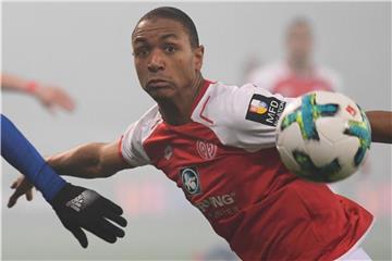 Der Mainzer Abdou Diallo hat sich beim Einsatz für die französische Nationalmannschaft einen Nasenbeinbruch zugezogen. Foto: Arne Dedert
