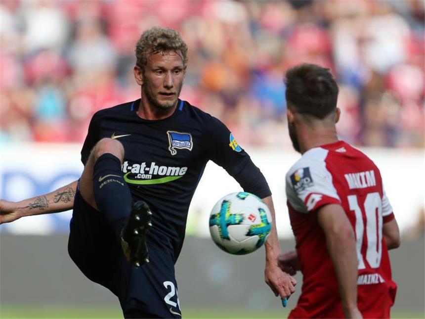 Mainz gewinnt 1:0 - Dardai: Akzeptiere Entscheidung Der Mainzer Alexandru Maxim (r) stellt sich Hertha-Akteur Fabian Lustenberger in den Weg. Foto: Thomas Frey