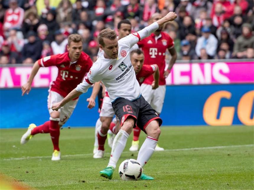 Elf Zahlen zum 30. Spieltag der Fußball-Bundesliga Der Mainzer Daniel Brosinski trifft per Elfmeter gegen Bayern-Torwart Sven Ulreich - der 16. Strafstoß, den die Rheinhessen nacheinander verwandelten. Foto: Sven Hoppe