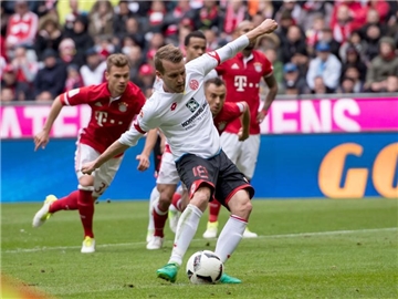 Der Mainzer Daniel Brosinski trifft per Elfmeter gegen Bayern-Torwart Sven Ulreich - der 16. Strafstoß, den die Rheinhessen nacheinander verwandelten. Foto: Sven Hoppe