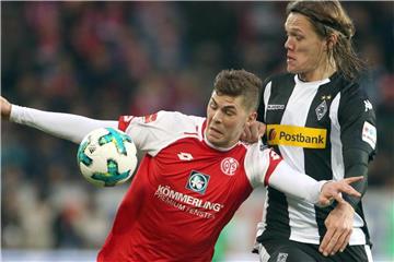 Der Mainzer Emil Berggreen und Gladbachs Jannik Vestergaard kämpfen um den Ball. Foto: Thomas Frey