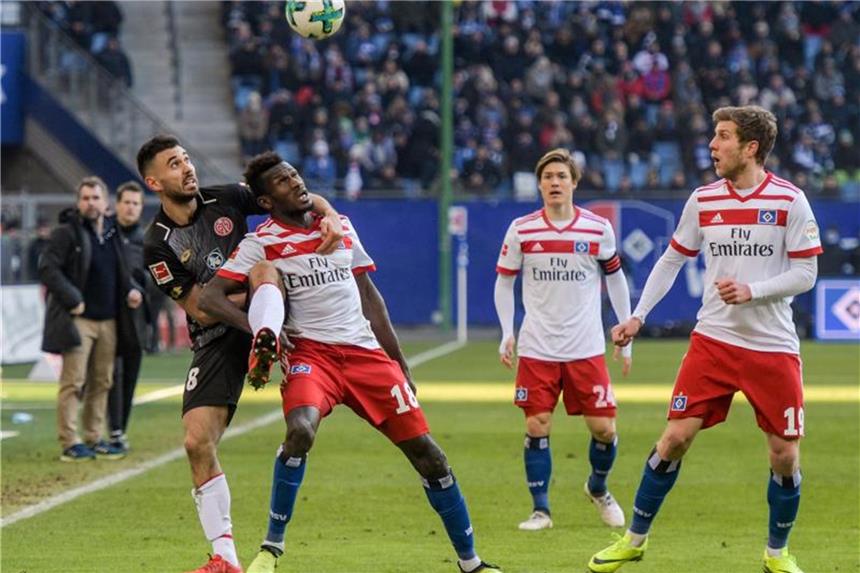 HSV taumelt der Zweiten Liga entgegen Der Mainzer Gerrit Holtmann (l) verteidigt gegen Hamburgs Bakery Jatta. Foto: Axel Heimken