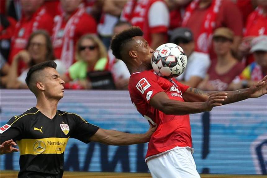 Mainzer Gbamin fällt mit Muskelfaserriss aus Der Mainzer Jean-Philippe Gbamin (r) in Aktion gegen den VfB-Spieler Erik Thommy. Foto: Thomas Frey