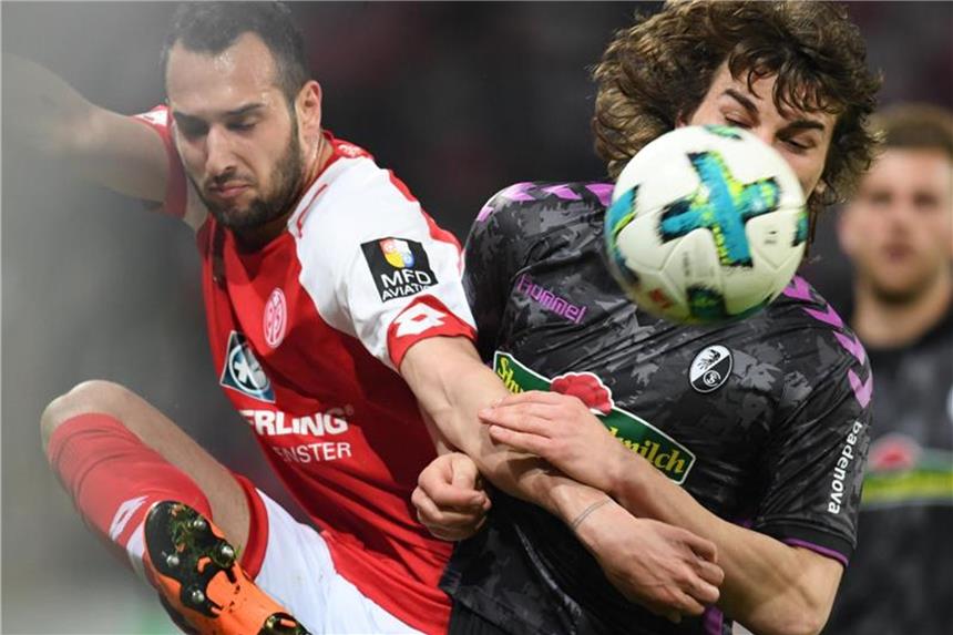 Schiedsrichter-Boss: Halbzeit-Elfmeter war regelkonform Der Mainzer Levin Öztunali (l) und Freiburgs Caglar Söyüncü kämpfen um den Ball. Foto: Arne Dedert