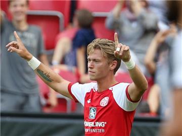Der Mainzer Neuzugang Viktor Fischer jubelt nach seinem Treffer zum 2:1 gegen Newcastle United. Foto: Thomas Frey