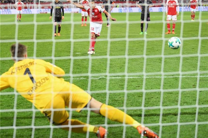 Unglaublich: Freiburger Frust über kuriosen Videobeweis Der Mainzer Pablo De Blasis (M.) traf in der Halbzeit per Elfmeter zum 1:0. Foto: Arne Dedert