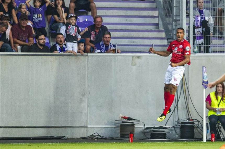 Mainz erreicht trotz Unterzahl mühelos zweite Runde Der Mainzer Robin Quaison feiert seinen Treffer zum 2:0. Foto: Robert Michael