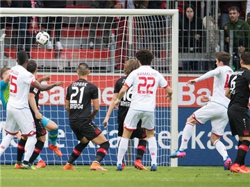 Der Mainzer Stefan Bell (2. v.r.) trifft zur 0:1-Führung. Foto: Marius Becker
