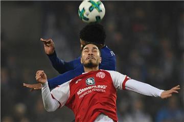 Der Mainzer Suat Serdar (vorn) im Zweikampf mit Schalkes Weston McKennie. Foto: Arne Dedert/Archiv
