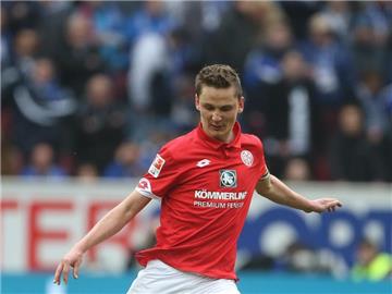 Der Mainzer Verteidiger Niko Bungert hat sich im Training einen Muskelfaserriss zugezogen. Foto: Thomas Frey