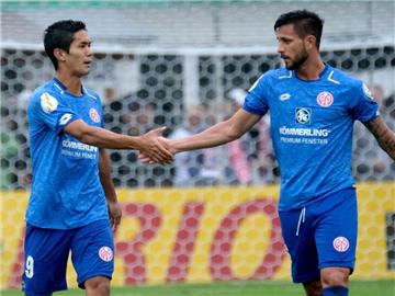 Der Mainzer Yoshinori Muto (l) feiert seinen Treffer zum 1:0 gegen Lüneburg mit Danny Latza. Foto: Peter Steffen
