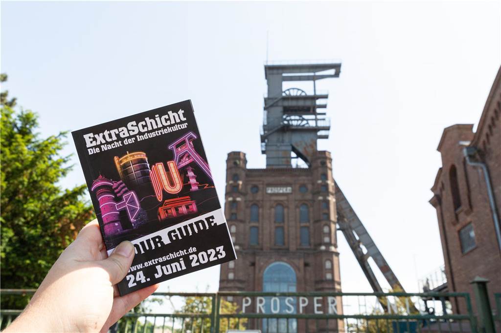 Die Nacht der Industriekultur: Das haben Bottrop und Umgebung zu bieten Der Malakoffturm in Bottrop ist einer von 44 Spielorten in 22 Städten, die in der Nacht der Industriekultur erstrahlen.