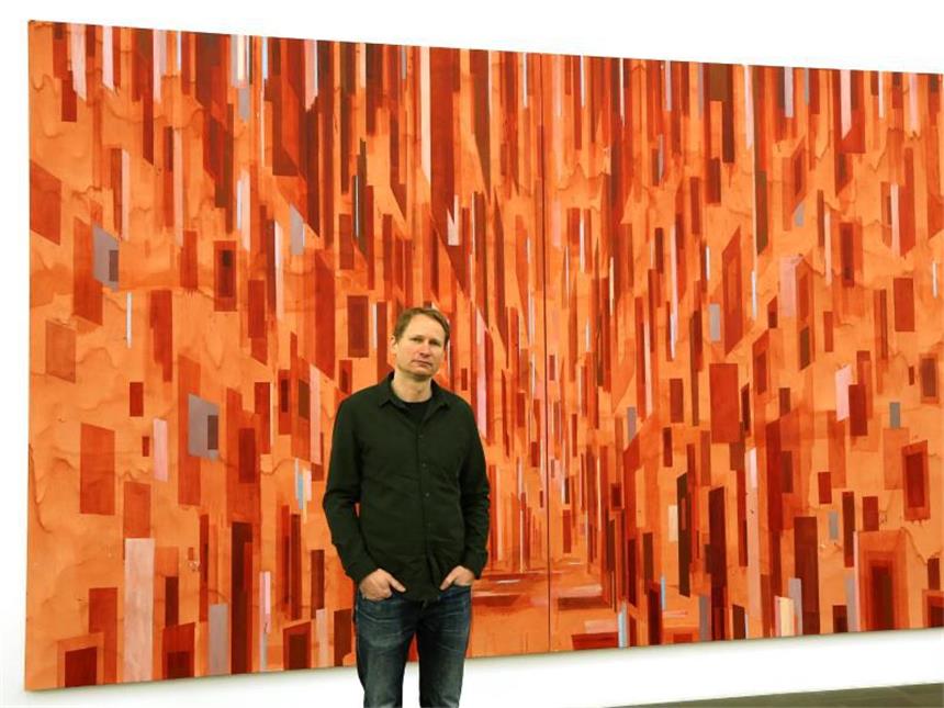 Der Maler David Schnell im Museum Küppersmühle in Duisburg vor seinem Bild "Palais" (2017). 
