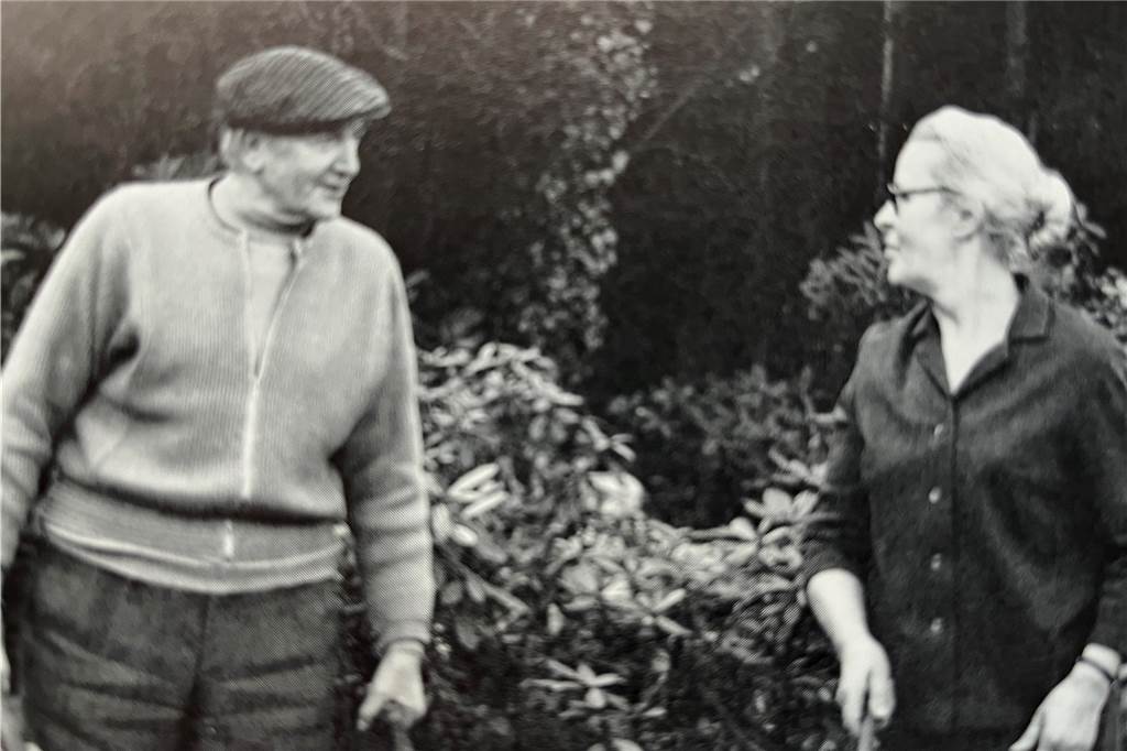 Vor dem Abriss des Gesundheitsamtes: Stadt sichert Moog-Skulptur Der Maler Hermann Moog mit seiner Frau Ruth.