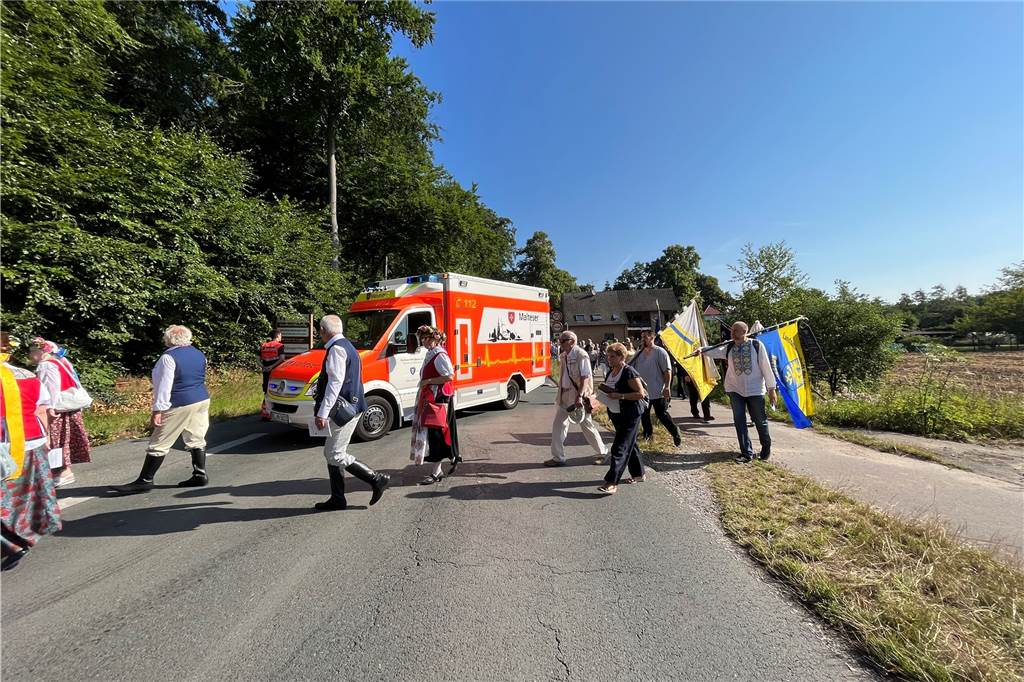 „Donnerwetter, richtig gut besucht!“ - Hunderte Pilger ziehen durch Haltern Der Malteser Hilfsdienst und die Freiwillige Feuerwehr kümmerten sich, wie auch in den Jahren zuvor, um die Sanitätsversorgung, den Fahrdienst für Ältere und die Verkehrsregelung am Annaberg.