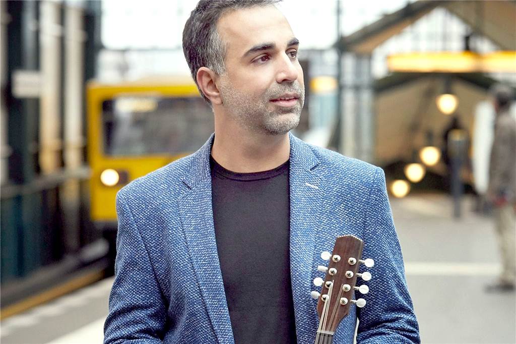 Der Mandolinist Jacob Reuven aus Israel interpretiert beim „Acht-Jahreszeiten"-Abend am 9. Juli einen Teil des Solo-Violine-Parts mit seinem Instrument.