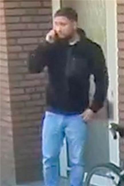 Erfolgreicher Schockanruf: Polizei sucht mit Fotos nach unbekanntem Mann Der Mann auf dem Foto wird verdächtigt, sich gegenüber einer Frau aus Ascheberg als Staatsanwalt ausgegeben und sie um zwei Rolex-Uhren gebracht zu haben.