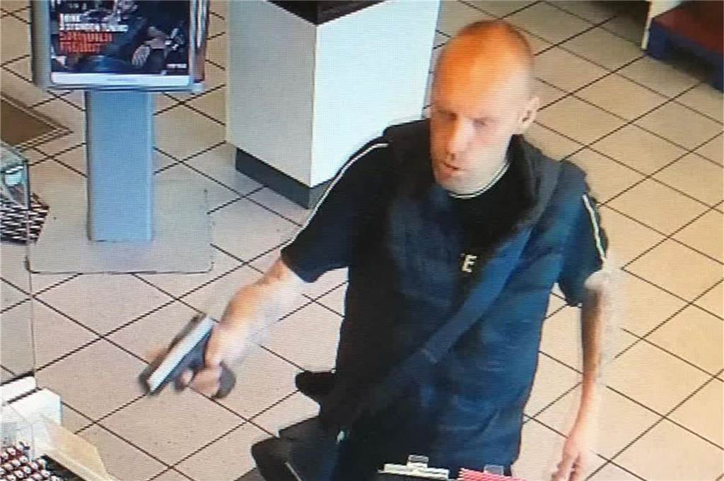 Tankstellen-Räuber auf der Flucht: Polizei sucht mit Fotos nach dem Täter Tankstellen-Räuber mit Pistole