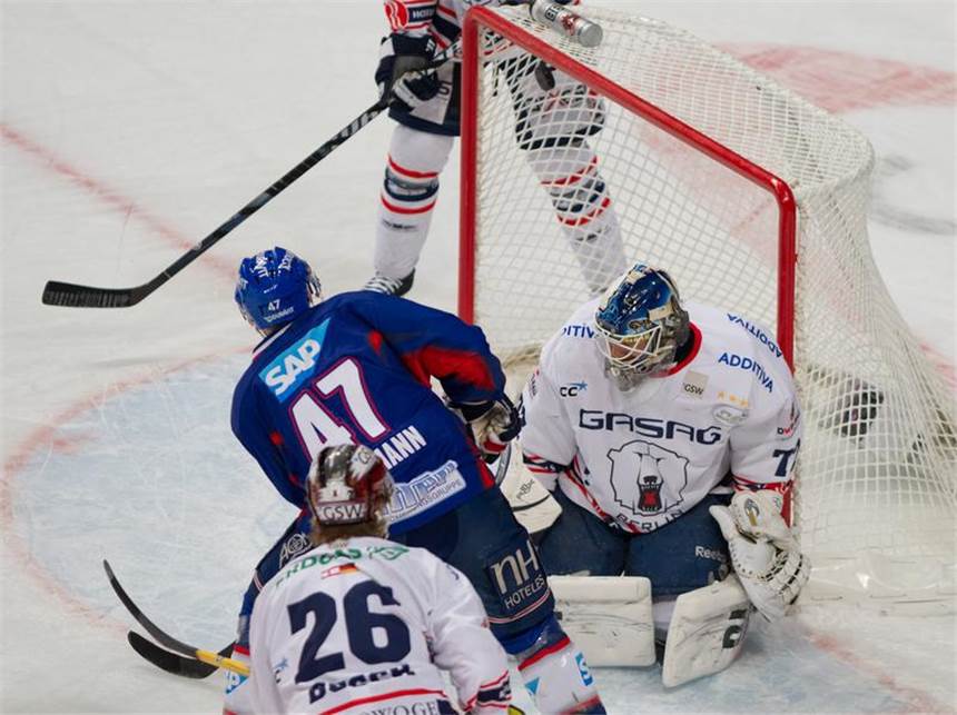 Adler schlagen im DEL-Finale zurück: 4:1 gegen Berlin Der Mannheimer Christoph Ullmann (M) trifft zum 1:0. Foto: Uwe Anspach