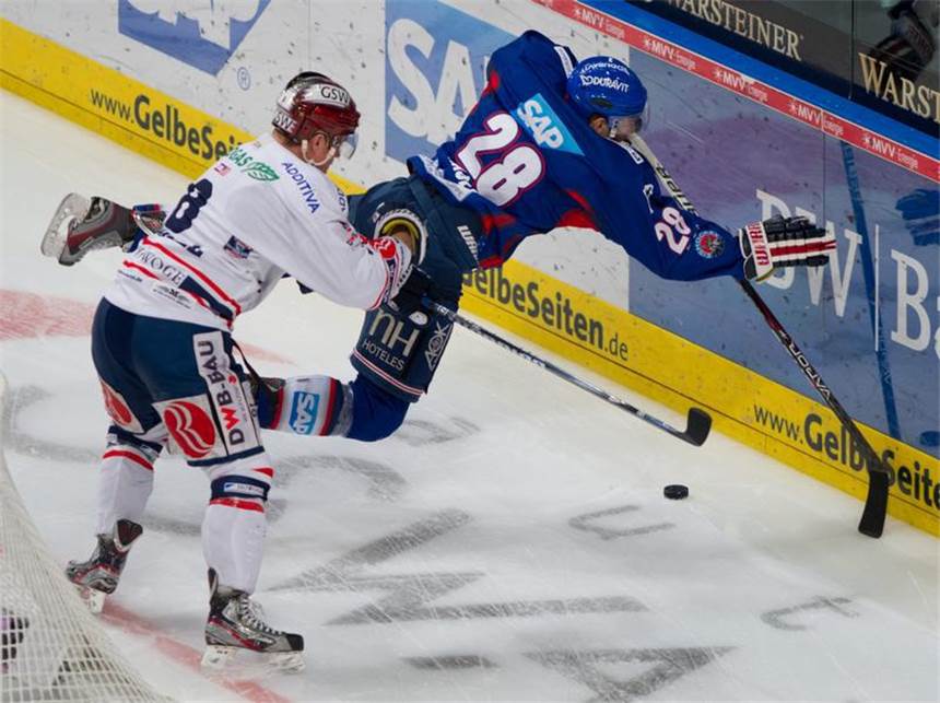 Adler schlagen im DEL-Finale zurück: 4:1 gegen Berlin Der Mannheimer Frank Mauer (r) wird vom Berliner Nick Angell gefährlich in Richtung Bande gecheckt. Foto: Uwe Anspach