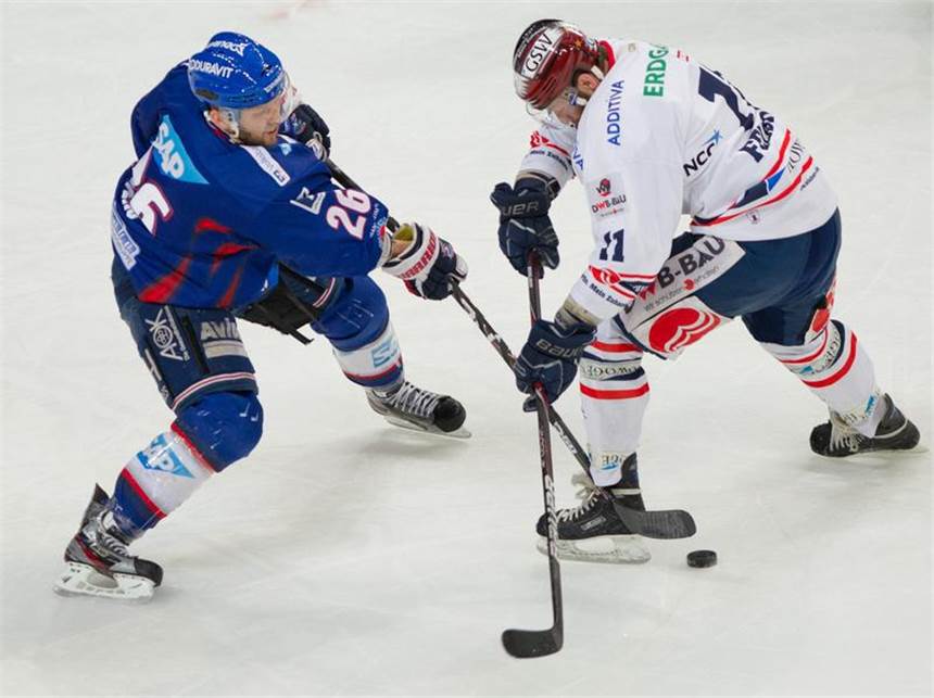 Adler schlagen im DEL-Finale zurück: 4:1 gegen Berlin Der Mannheimer James Sifers (l) spitzelt dem Berliner Sven Felski den Puck weg. Foto: Uwe Anspach