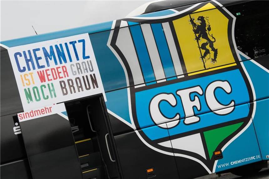Starkes Eintreten für Toleranz im Spiel des Chemnitzer FC Der Mannschaftsbus vom Chemnitzer FC mit der Aufschrift „Chemnitz ist weder grau noch braun“. Foto: Swen Pförtner