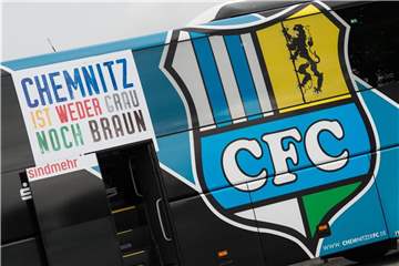 Der Mannschaftsbus vom Chemnitzer FC mit der Aufschrift „Chemnitz ist weder grau noch braun“. Foto: Swen Pförtner
